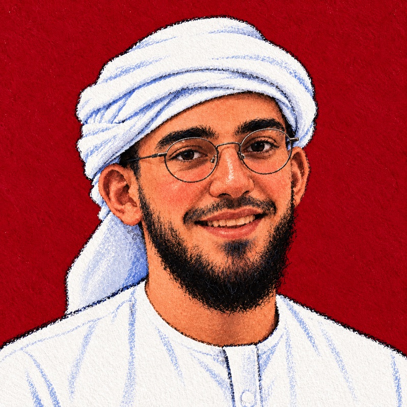 رسمٌ بأقلام الشمع لياسر مبتسمًا بغترةٍ بيضاء ونظارةٍ مستديرة، على الأحمر
